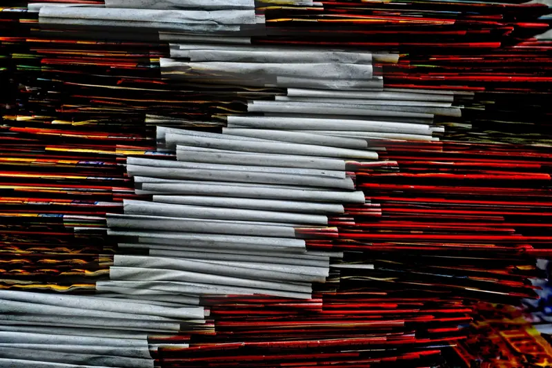 Piles de journaux emballés, métaphore de l'emballage qui fait la valeur du produit