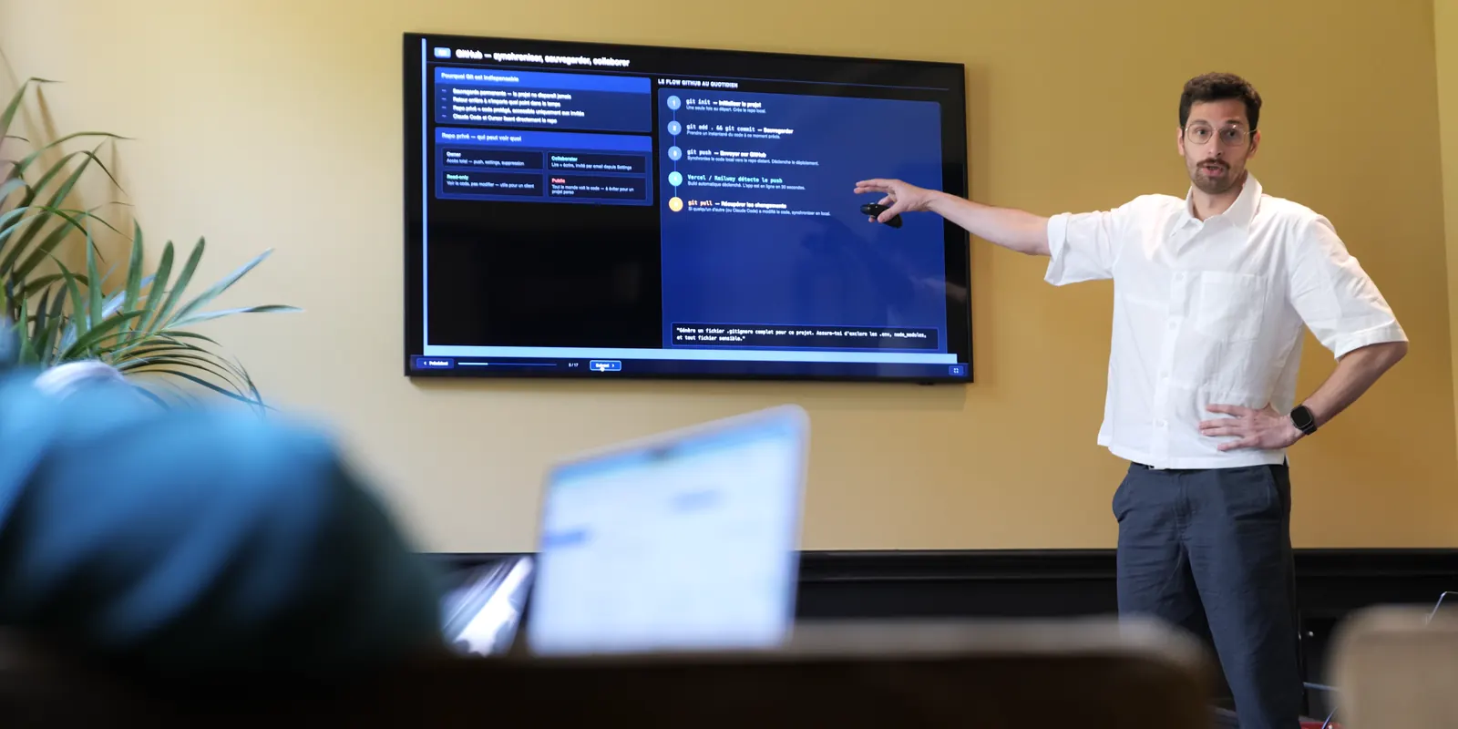 Un formateur Zevra présente au tableau ; au premier plan, les participants suivent sur leurs ordinateurs